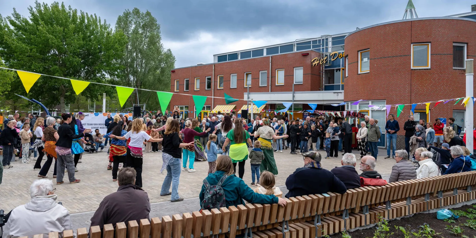 Mensen op het plein voor wijkcentrum Het Dok