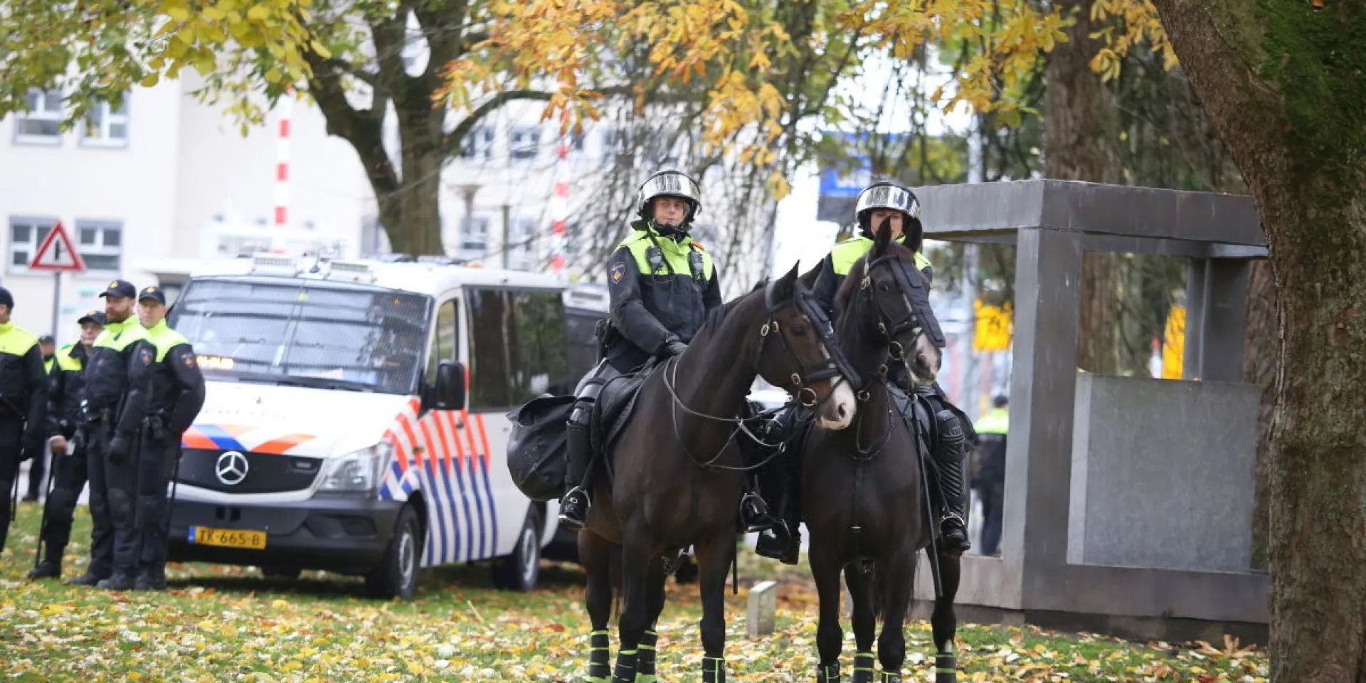 Politie te paard houdt toezicht